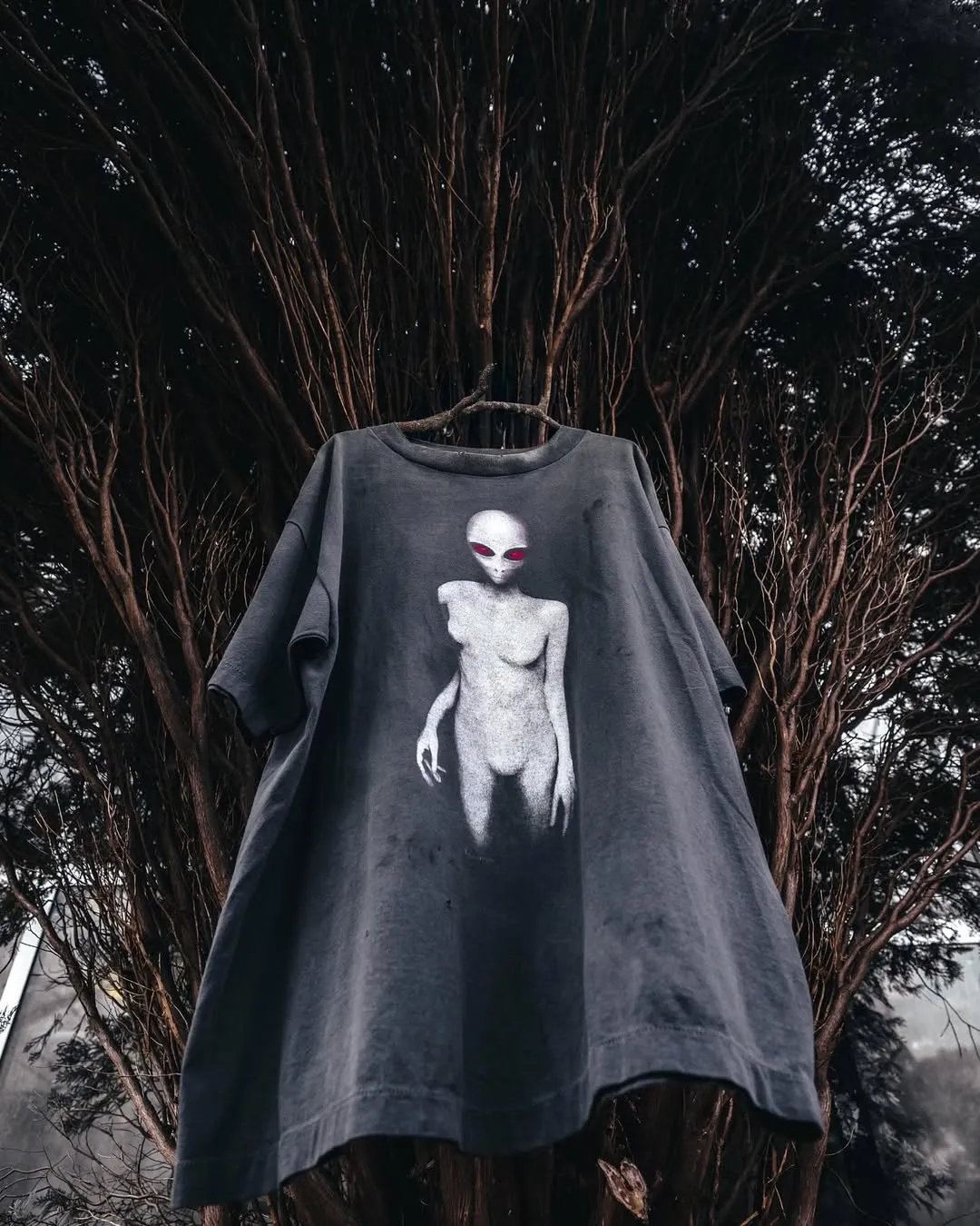 SAINT Mxxxxxx SS TEE/ALIEN/BLK Dark Alien Retro Distressed Short Sleeves Washed Black S-XL SAINT Mxxxxxx continues this year's gothic dark style Ultra-difficult alien printing technology Absolutely top-notch Professional water washing plant jointly owned by Hong Kong businessmen Ultra-high standard restoration ZP Correct collar label/wash water label/cherub label The difference is based on pictures and goods